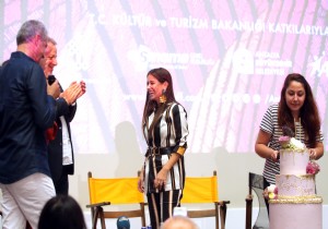 Antalya Film Festivalin de  Hazal Kaya ya Doum Gn Srprizi