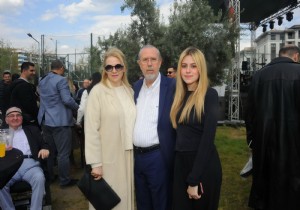 Av. Hanif Pehlivano�lu 50. Y�l� Plaketlini  Baro  Ba�kan� Sefa Y�lmaz��n Elinden  Ald�